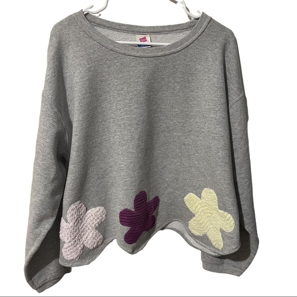 Hanes Sweaters - Vintage Y2K Hanes Grey Scalloped Crew Neck Sweater w/Textured Flowers